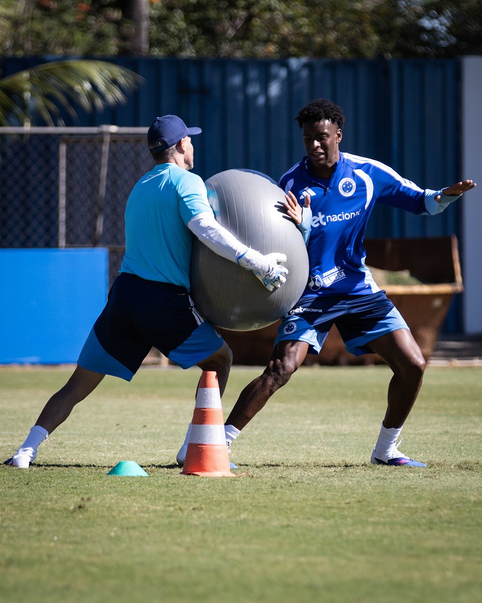 Cruzeiro's tweet photo. Terça-feira com atividades em dois períodos na Toca da Raposa II! 🦊⚽️

📸 @ggaleixo / Cruzeiro https://t.co/5HS98XJ8Vo