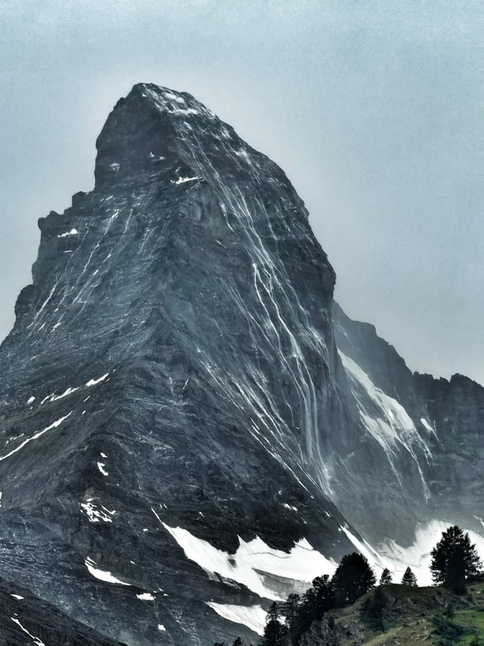 blusewillis2's tweet photo. Il Monte Cervino, ha perso per la prima volta nella storia registrata la sua neve perenne. https://t.co/ADoJZ3OYdO