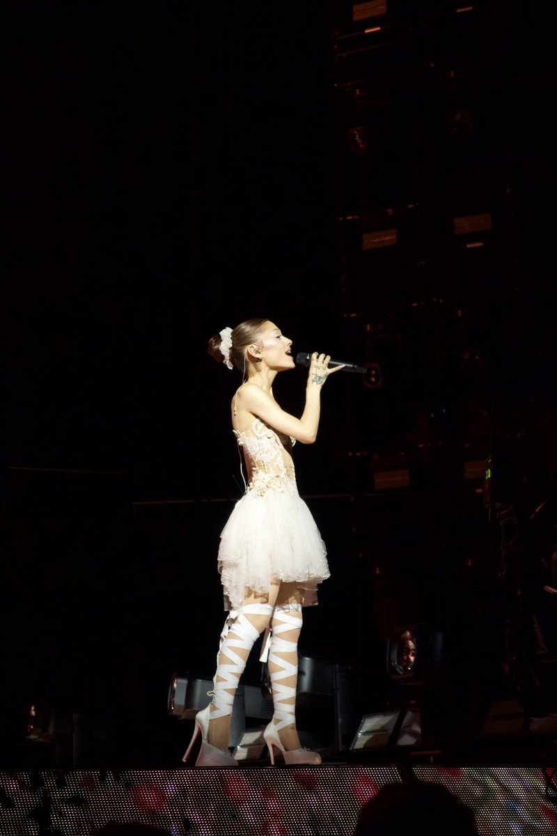 AndreMilann's tweet photo. Snapshots from #EternalSunshineTour Austin, Texas 27th #Ariana #ArianaGrande https://t.co/Lq3h4fvQtp