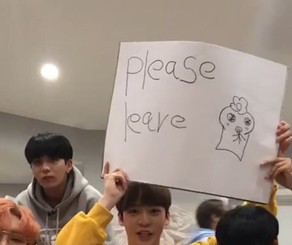 ttaemune7's tweet photo. Am I completely coming out of left field to think that this handwriting looks like that handwriting?
#ATEEZ #BAD #PleaseLeave #GoldenHour_Part5 https://t.co/bX105AJ3I6