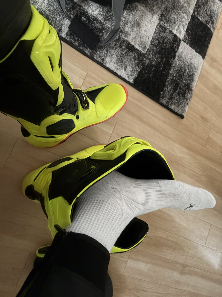 JohnnyGNS's tweet photo. I really had to try out my Tech 10s. They’ve already successfully survived Darklands. https://t.co/QrrV0PdLw2