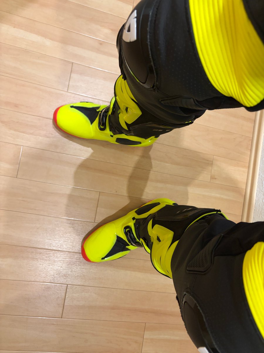 JohnnyGNS's tweet photo. I really had to try out my Tech 10s. They’ve already successfully survived Darklands. https://t.co/QrrV0PdLw2