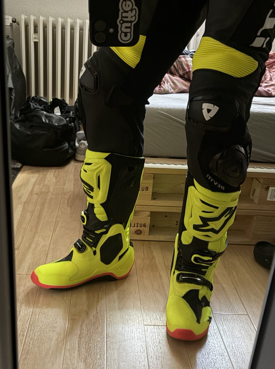 JohnnyGNS's tweet photo. I really had to try out my Tech 10s. They’ve already successfully survived Darklands. https://t.co/QrrV0PdLw2