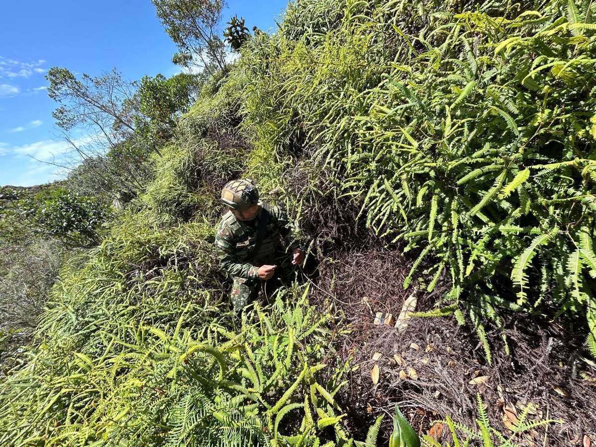 FuerzasMilCol's tweet photo. Dos artefactos explosivos que pertenecerían al grupo armado organizado ELN fueron ubicados y neutralizados controladamente por las tropas de nuestro @COL_EJERCITO en Anorí, #Antioquia, avitando una amenaza latente para la comunidad y la Fuerza Pública desplegada en esta zona.
#ContundenciaOperacional
#TodosSomosColombia
#ProtegemosLaVida