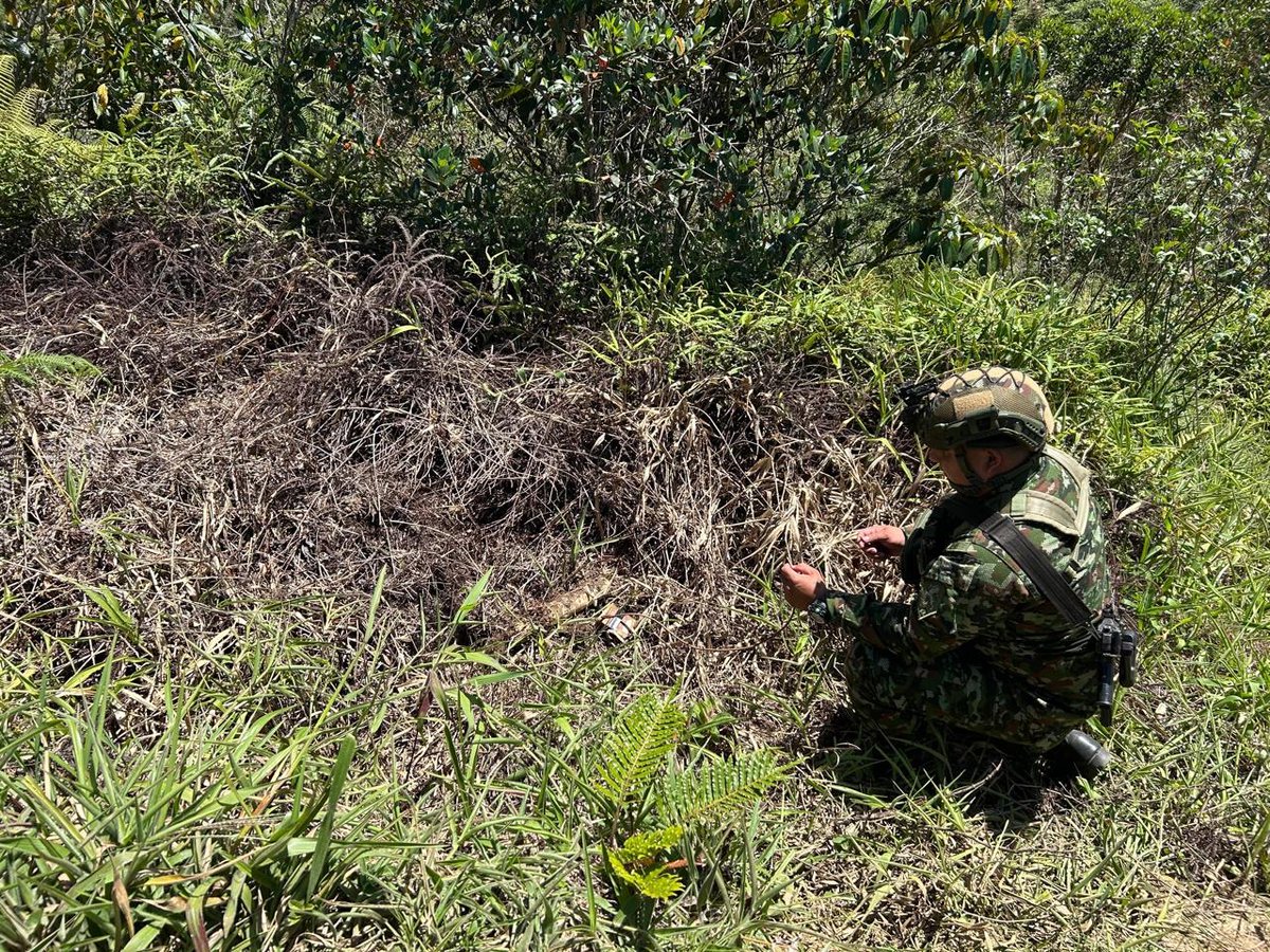 FuerzasMilCol's tweet photo. Dos artefactos explosivos que pertenecerían al grupo armado organizado ELN fueron ubicados y neutralizados controladamente por las tropas de nuestro @COL_EJERCITO en Anorí, #Antioquia, avitando una amenaza latente para la comunidad y la Fuerza Pública desplegada en esta zona.
#ContundenciaOperacional
#TodosSomosColombia
#ProtegemosLaVida