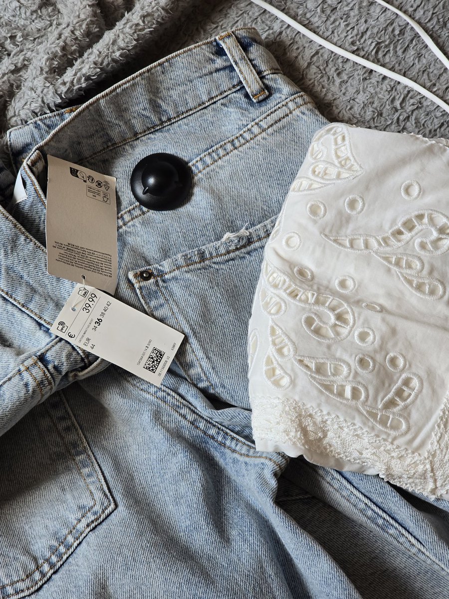 FDFashionStore1's tweet photo. I bought this outfit from @hm in April, got home and the way I back with it folded was the same way I kept it in the wardrobe because I wanted to wear it in July or August 

My friend came visiting and I brought it out to show her and she then https://t.co/RbSp727mmY