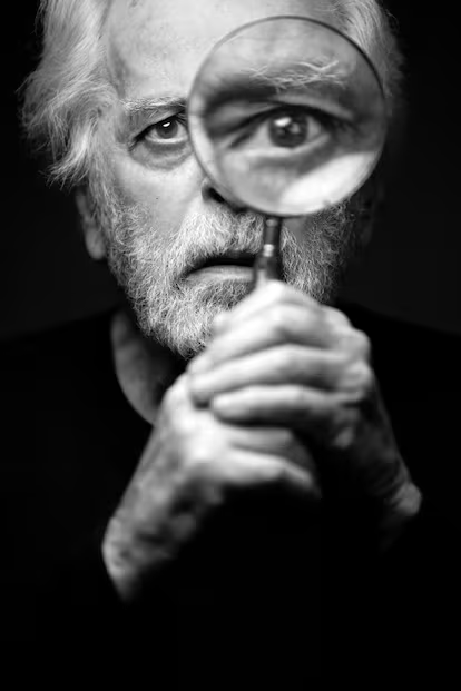 GustavoAdolf_'s tweet photo. "Al agonizar, una esposa le dijo a su marido: 
- Quiero que seas fiel a mi recuerdo. Si te casas con otra, mi fantasma vendrá a molestarte. 
El juró ser fiel. Cuando ella murió, guardó luto. pero al cabo de un año se enamoró de otra mujer. El fantasma apareció para decirle: 
- Te vigilo. ¡Sé lo que dices, qué regalos le das y puedo repetir las palabras con que la cortejas! Sintiéndose así vigilado, el pobre hombre no podía hacer nada. Fue a consultar con un monje. El monje le dijo: 
- El fantasma dice que sabe todo lo que haces. La próxima vez que aparezca, toma un puñado de arroz y pregúntale cuántos granos tienes en la mano. Si te responde exactamente, es un fantasma de verdad. Si no te responde, significa que tú lo has inventado. Cuando apareció el fantasma, el hombre le preguntó cuántos granos de arroz tenía en el puño. El fantasma desapareció. Creemos vivir libres en el presente pero estamos maniatados, inhibidos por recuerdos. Estos recuerdos, se nos manifiestan en la vida en forma de fantasmas. ¡Hay que desafiar esos fantasmas! Ver qué es real y qué es producto de nuestro miedo a desobedecer prohibiciones. No podemos ser un adulto cabal si no eliminamos esos fantasmas.  

Alejandro Jodorowsky 🇨🇱