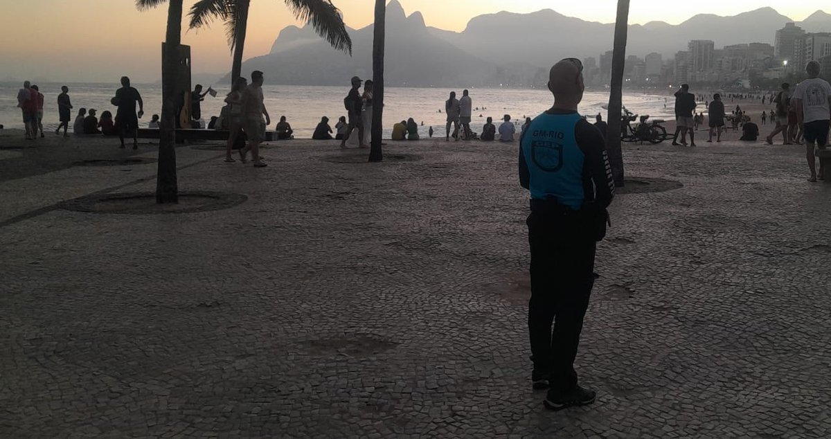 GMRio's tweet photo. Entardecer no Arpoador, na Zona Sul do Rio, nesta terça-feira, dia 30 de junho. Nossas equipes do Grupamento Especial de Praia (GEP) estão no local cuidado da segurança urbana e bem-estar dos cidadãos que estão curtindo esse paraíso! https://t.co/ZmWoPjFTqt