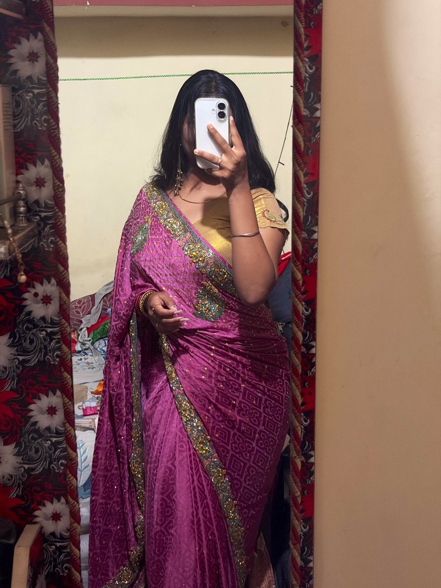 Bhumikaaaa02's tweet photo. That mummy ki chatpati saree 🤭🧿 https://t.co/0lEfA2K6Cg