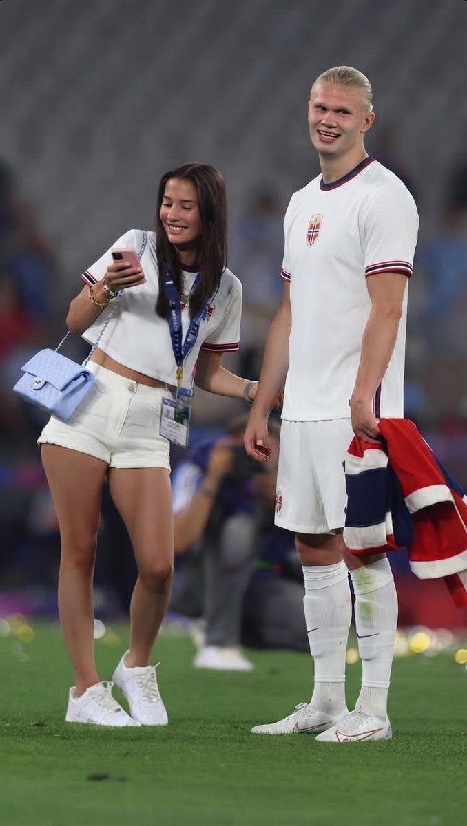 mslaggert's tweet photo. 📸: Haaland and his girlfriend after Norway's victory 🇳🇴 💙 https://t.co/hBocPbLTY7