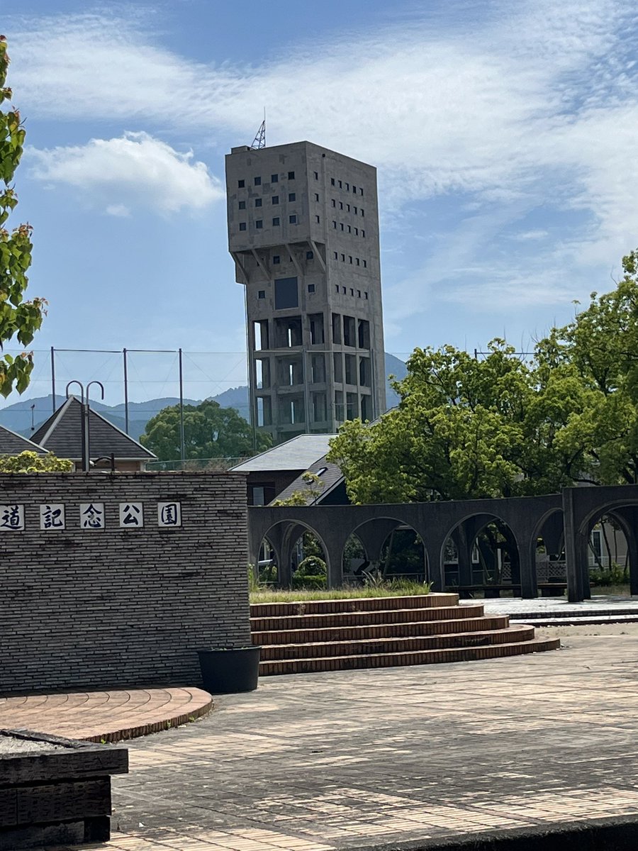 mp4_13's tweet photo. ■旧志免鉱業所竪坑櫓(福岡県免鉱町)
6/1
『スケッチブック / 小箱とたん』とそのアニメ『スケッチブック 〜full color's〜』で、ちょくちょく背景に描かれてる構造物。
なんかもっと"異質な感じ"かと見に行こうと現地のコトを調べるまでは思っていたが、凄く馴染んで面白い。 https://t.co/Yo8TbnGjLP