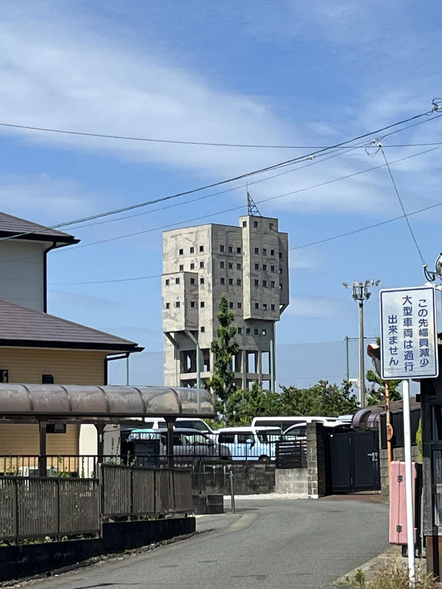 mp4_13's tweet photo. ■旧志免鉱業所竪坑櫓(福岡県免鉱町)
6/1
『スケッチブック / 小箱とたん』とそのアニメ『スケッチブック 〜full color's〜』で、ちょくちょく背景に描かれてる構造物。
なんかもっと"異質な感じ"かと見に行こうと現地のコトを調べるまでは思っていたが、凄く馴染んで面白い。 https://t.co/Yo8TbnGjLP