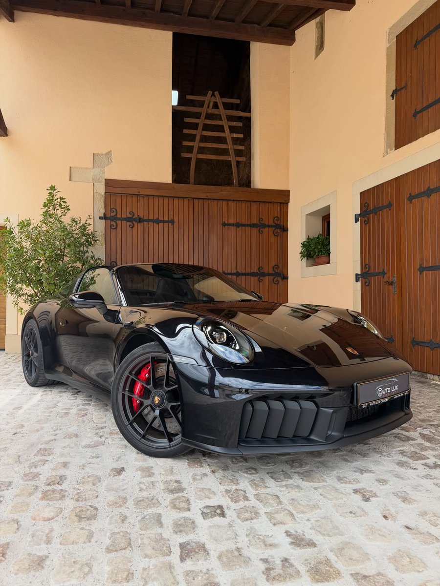mascdaily's tweet photo. Porsche 911 🖤🍷 https://t.co/PnORdqEfsC