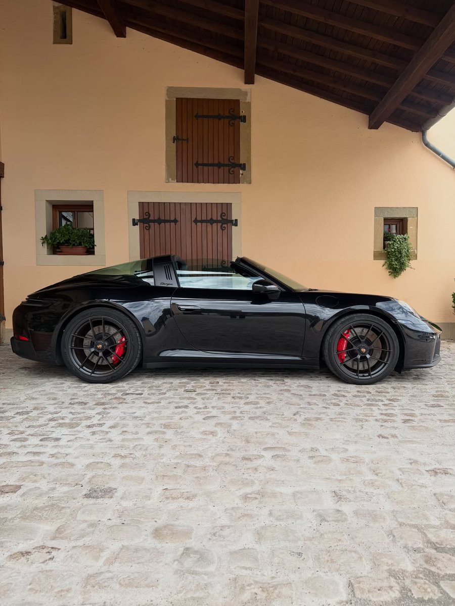 mascdaily's tweet photo. Porsche 911 🖤🍷 https://t.co/PnORdqEfsC