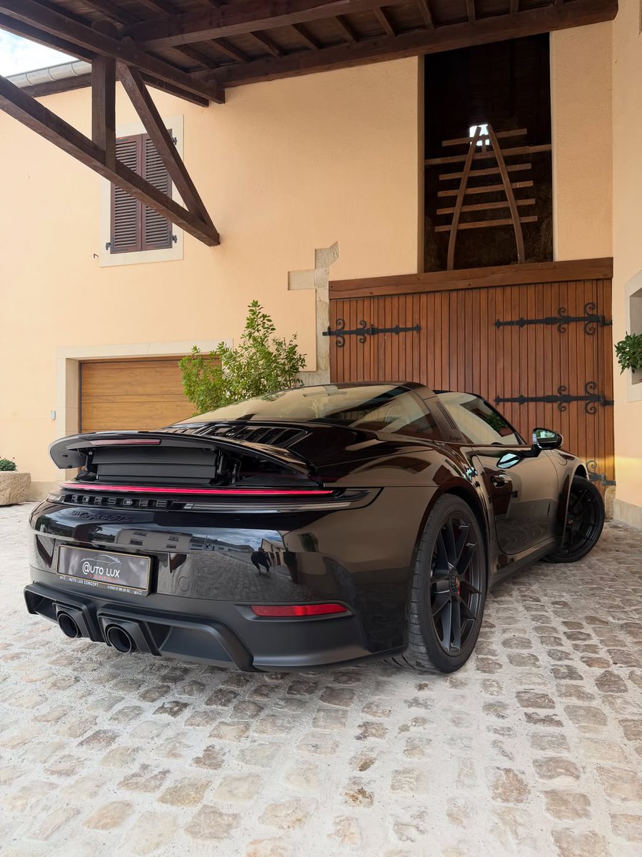 mascdaily's tweet photo. Porsche 911 🖤🍷 https://t.co/PnORdqEfsC