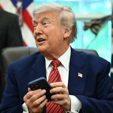 GOP__Ls's tweet photo. 🚨 Trump has announced he will not be supporting the bipartisan housing bill.

He clarified: "I don't want to bring housing prices down. I want to bring housing prices up." https://t.co/B8q5Lb39od