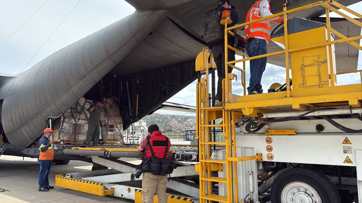 AlbertoRodNews's tweet photo. ÚLTIMA HORA | Llegan a Venezuela 14 toneladas de ayuda humanitaria enviadas por Ecuador: “La solidaridad es el idioma que nos une a todos" https://t.co/5uJrCwgTNR https://t.co/QZNL9tTMfH