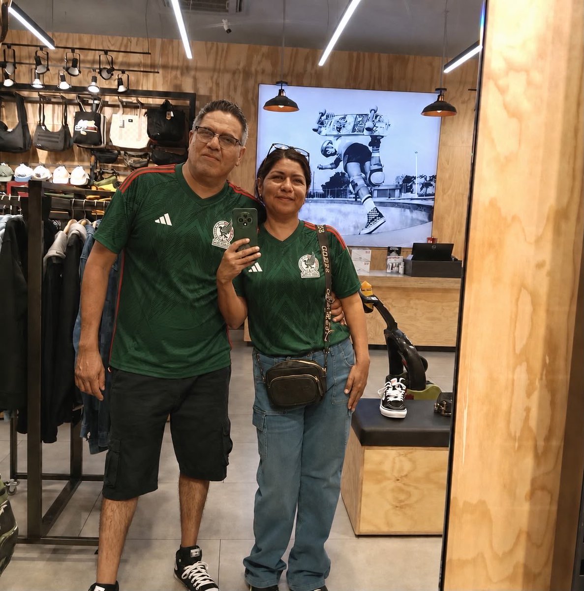 muzyklau7's tweet photo. Todos con la verde listos para apoyar al Tri https://t.co/6aJGJFpYcu