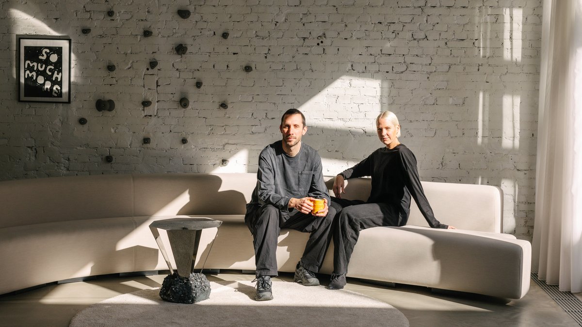 dezeen's tweet photo. Sabine Marcelis's Rotterdam loft apartment is "forever evolving" with her life:
https://t.co/FeENeA4fSf https://t.co/BQ3qZnswZY