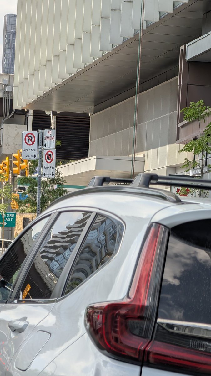 BeingNitinG's tweet photo. @TorontoPolice - parked near queen Quay, to Jarvis, causing traffic jam https://t.co/iAFQBHtOXz