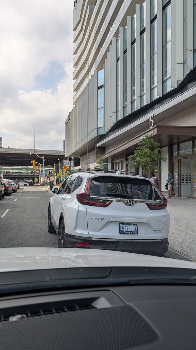 BeingNitinG's tweet photo. @TorontoPolice - parked near queen Quay, to Jarvis, causing traffic jam https://t.co/iAFQBHtOXz