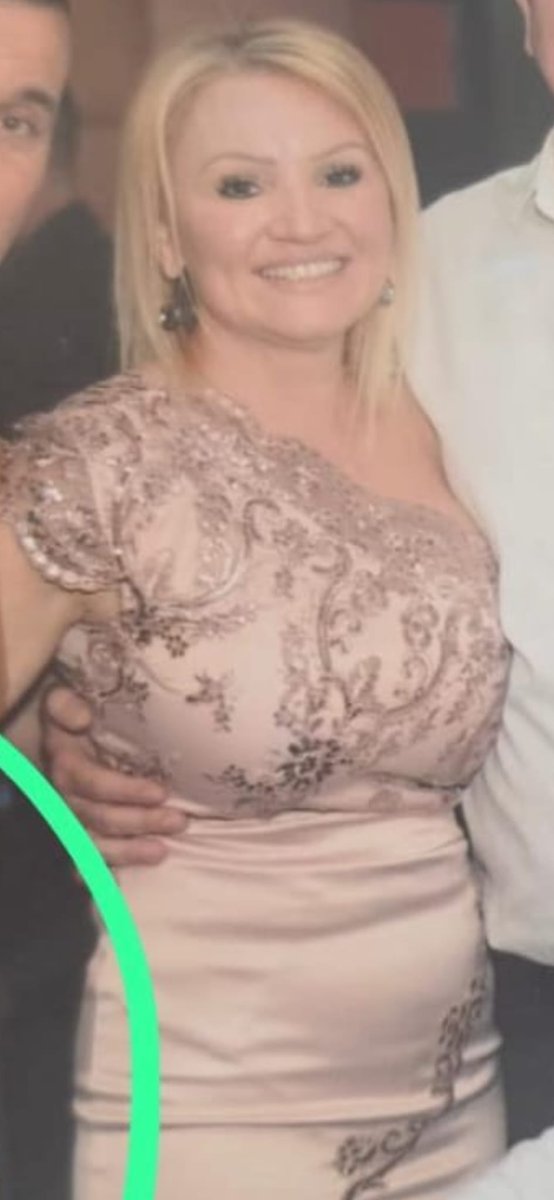 PRSKAMTIUOKO's tweet photo. Ova plava gospodja je Rada Babic, inace svalerka Nemanje Djurana. 
Bila je zaposlena je u SBPOK-u. Muz joj drzi auto servis Mojsilovic u Obrenovac. Nadimak mu je Majonez. https://t.co/EuRJU5meBu