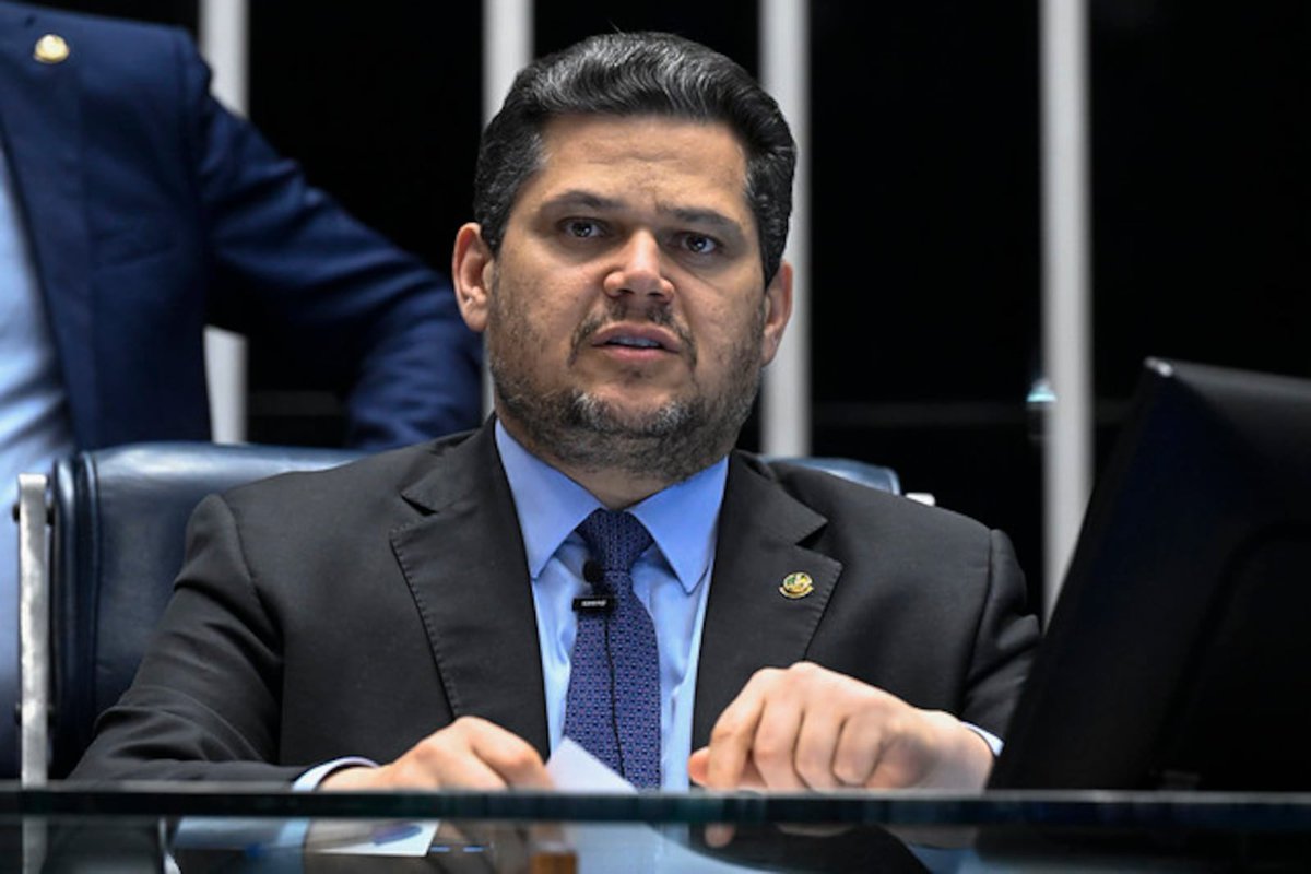 analise2025's tweet photo. Pela 3ª vez desde novembro, Alcolumbre falta a evento do governo!

Alcolumbre rompeu com o executivo após Lula não escolher um aliado dele para o STF.

Desde então, ele atua para sabotar iniciativas populares apoiadas pelo governo, como o fim da escala 6x1!

INIMIGO DO POVO! https://t.co/2ndzFod1NC