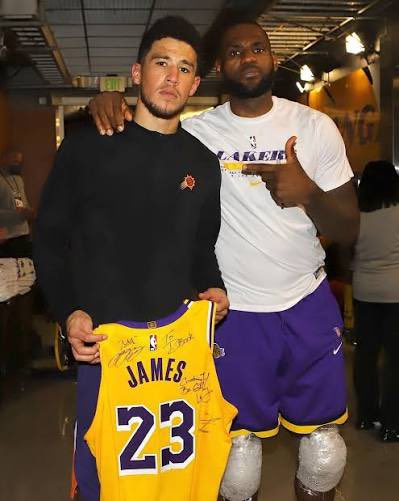 AndrewLeezus's tweet photo. Hello @KingJames here are some reasons you should come to Phoenix: 

- Devin Booker 
- we love Rich Paul 
- close to LA 
- you're an hour and a half drive away from Bryce at U of A 
- Arizona has some of the best golf courses in the States 
- you bring us ring #1 you're the GOAT https://t.co/l12gxAwUmB