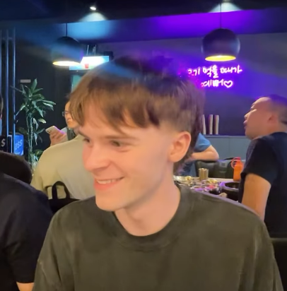 PoulpyLibre's tweet photo. Mais que quelqu'un fasse quelque chose contre le coiffeur de Berlin pitié regardez comment il a charcuté N4rrate https://t.co/l6Hl1PTnvc