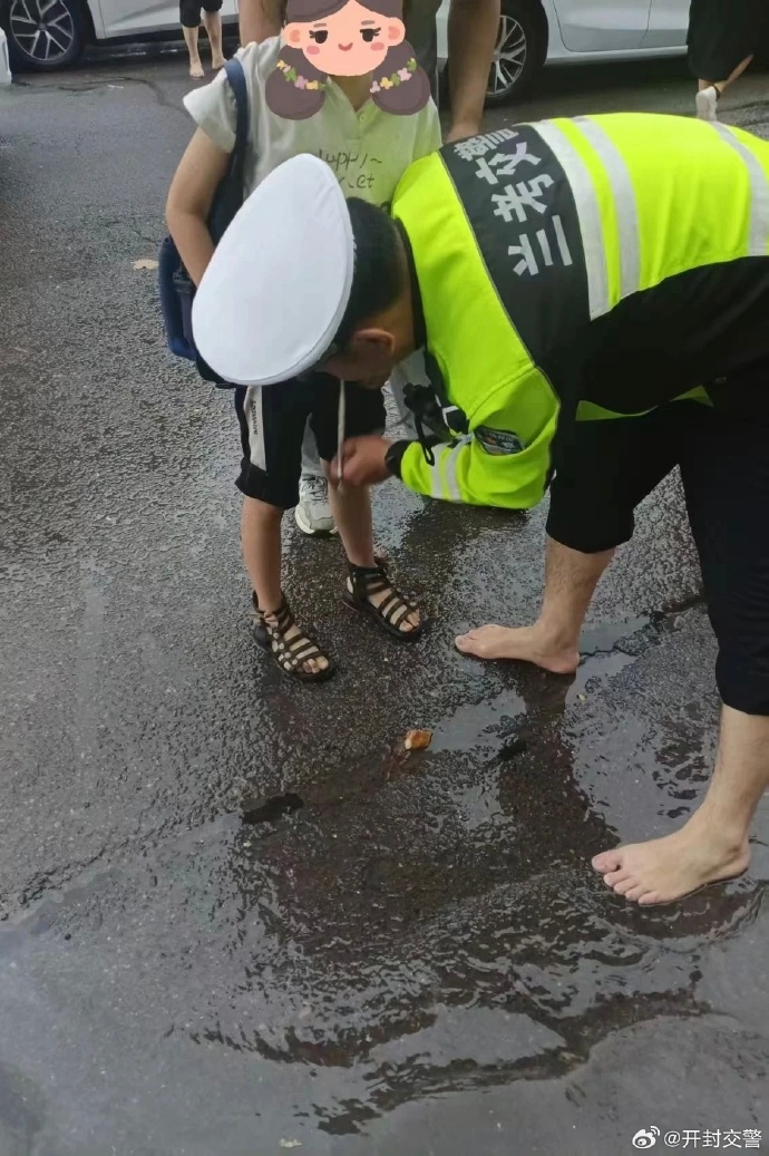 Jesssssssse1's tweet photo. A stranger stopped to help me fix my flat bike tire in the rain today. No big chat, just showed up with tools and got it done in 10 minutes. Restored my faith in small, kind acts.， https://t.co/Tsdu5F5k5Z