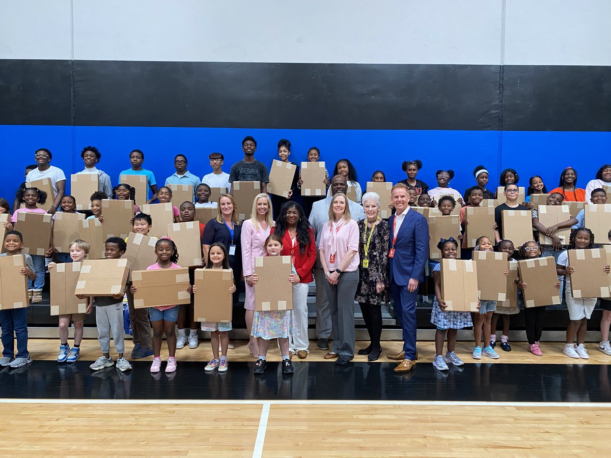 BGCGTC's tweet photo. Last week, we teamed up with @ATT and @Compudopt to distribute 67 laptops to Club members at our Don Kromer Branch in Arlington!
Thank you, AT&amp;T and Compudopt, for investing in our community's future! https://t.co/t07StoE8Q0