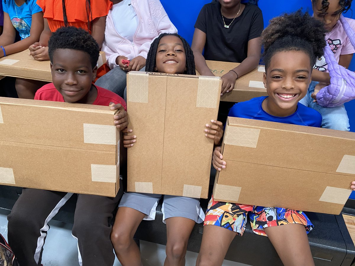 BGCGTC's tweet photo. Last week, we teamed up with @ATT and @Compudopt to distribute 67 laptops to Club members at our Don Kromer Branch in Arlington!
Thank you, AT&amp;T and Compudopt, for investing in our community's future! https://t.co/t07StoE8Q0