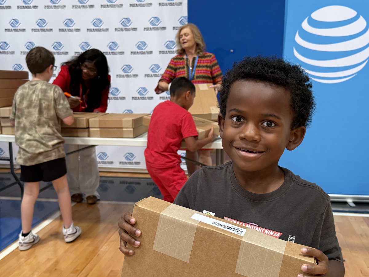BGCGTC's tweet photo. Last week, we teamed up with @ATT and @Compudopt to distribute 67 laptops to Club members at our Don Kromer Branch in Arlington!
Thank you, AT&amp;T and Compudopt, for investing in our community's future! https://t.co/t07StoE8Q0