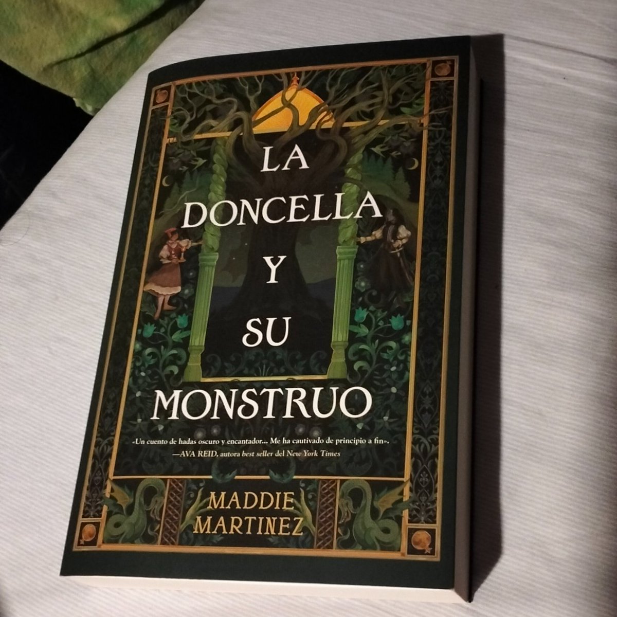 DeborahFMunoz's tweet photo. El libro que #estoyleyendo es un cuento sombrío con magia inspirada en las leyendas judías. https://t.co/3pQZuNXvue