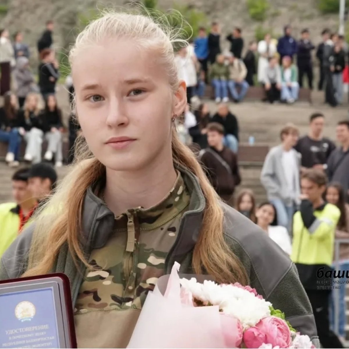 Perimetr123's tweet photo. В Уфе наградили 19-летнюю Дарью Грицаенко, участницу СВО, за службу на передовой 
 
 Дарья Грицаенко ушла на фронт в 18 лет и служила в добровольческом отряде «БАРС-6» более полугода. Она спасала раненых, оказывала медицинскую помощь и прошла через обстрелы. Несмотря на контузию и госпитализацию, вернулась на передовую. 
 
А после службы возвратилась домой, где продолжает помогать бойцам СВО, собирая гуманитарную помощь. 
 
Глава республики Радий Хабиров вручил ей Почетный знак «Доброволец Башкортостана».

#татарстанбашкортостанвидео