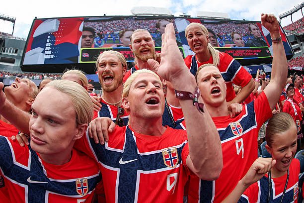 Mercado_Ingles's tweet photo. Cuando John Cena se disfrazó de Erling Haaland en Halloween y ahora Channing Tatum disfrazado de Haaland en el partido de Noruega. 🤖🇳🇴 https://t.co/qKgQaWG8UI