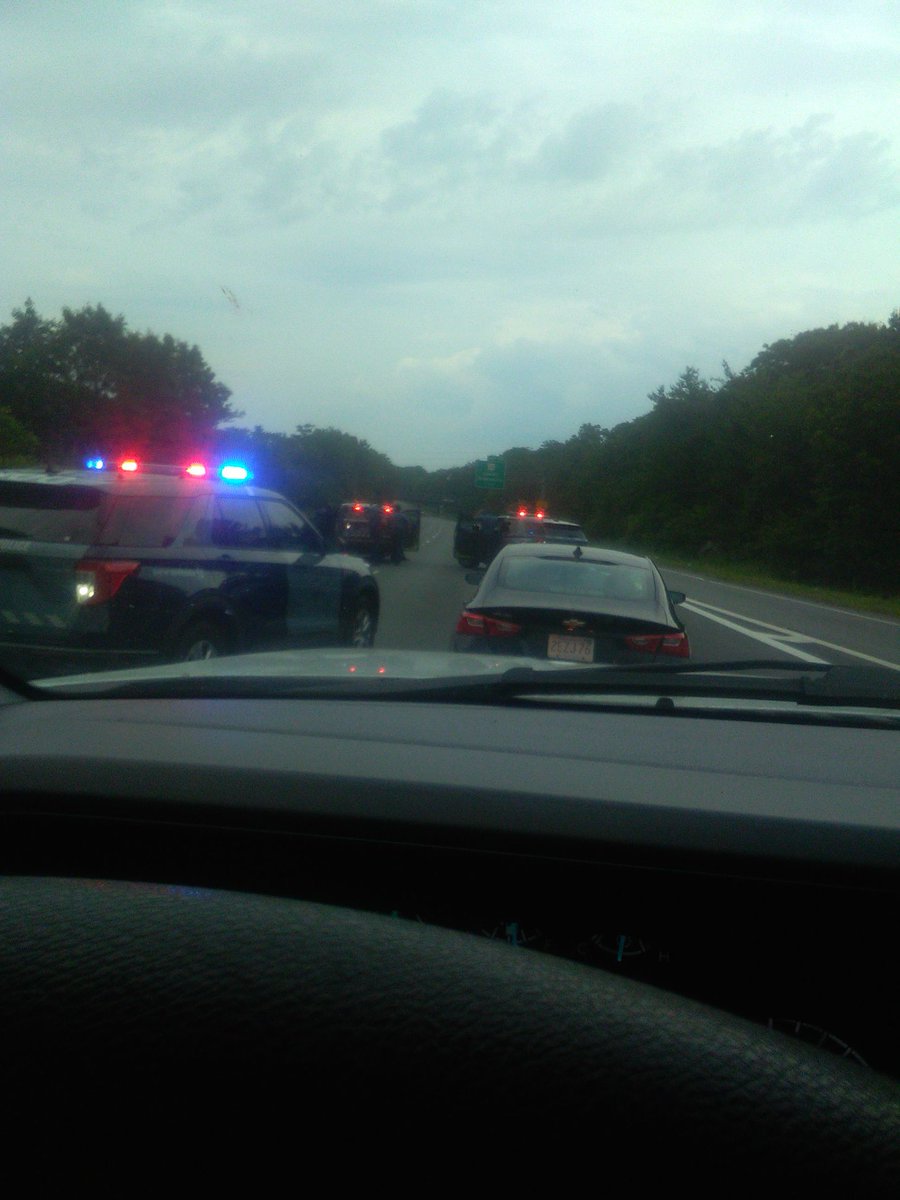 scooperon7's tweet photo. Breaking: 495 closed in both directions in the Lowell stretch due to police activity…police are also ordering pedestrians off the overpasses because they could potentially be in the line of fire…the focus is a pick up truck in the median #7News https://t.co/82untygVtQ