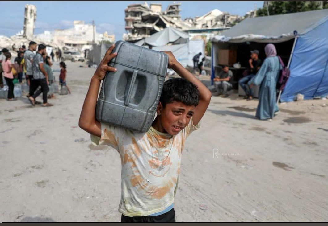 nooromany2's tweet photo. على كتفيه دلوُ ماء... وفي قلبه وطنٌ أنهكه العطش.
في غزة، حتى الطفولة أصبحت تحمل ما يفوق عمرها. 🇵🇸
#غزة_تموت_عطشًا #أطفال_غزة #أنقذوا_غزة https://t.co/sZYPZbESgq