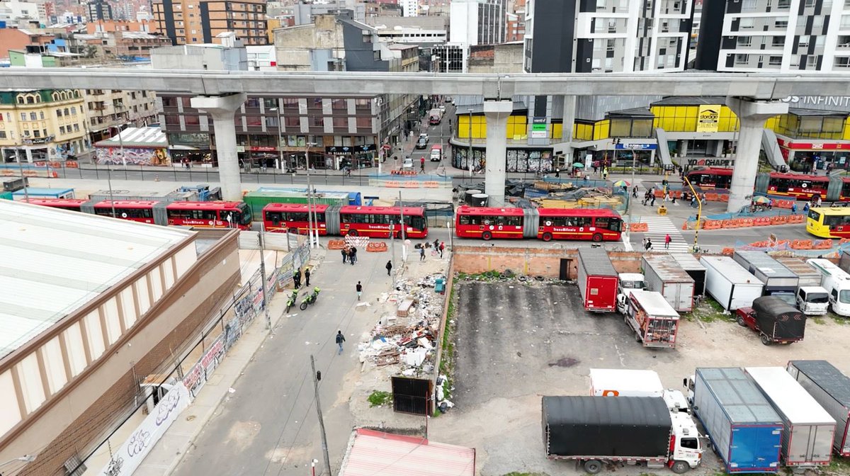 JD_Quinteror's tweet photo. Si yo fuera Alcalde estaría comprando inmuebles alrededor del metro para convertirlos de ollas basurero en plazoletas para los ciudadanos. 

Lo haría a través de @RenoBo_Bogota porque @Bogota no puede esperar décadas de burocracia para hacer un plan parcial. 

Dejar la renovación urbana alrededor del Metro exclusivamente en cabeza de los privados es un error. Demoraran años… pasará lo mismo que con la décima.