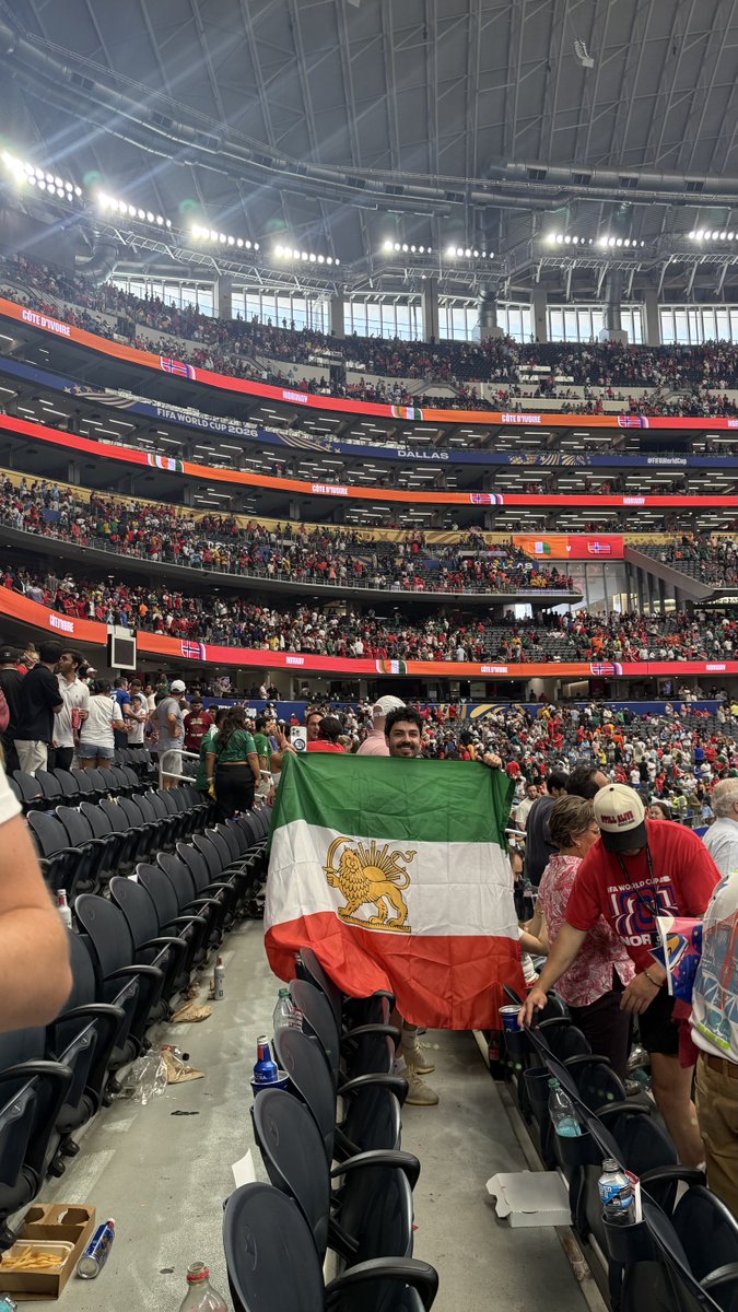 vanshoreman's tweet photo. Iranian patriots are everywhere 
#KingRezaPahlaviForIran https://t.co/bIXhCHtOWE