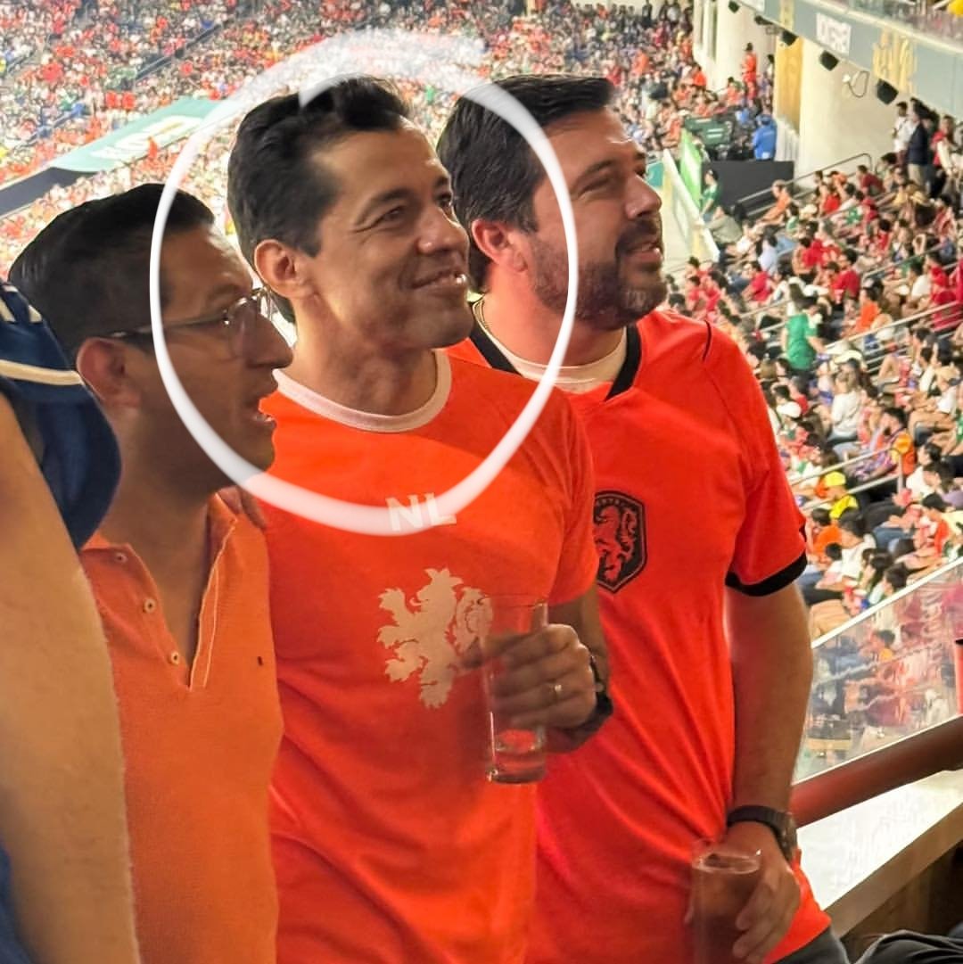 GustavoRocMtz's tweet photo. #ULTIMAHORA
Este hijo de mil putas se llama Eduardo Ortegón Williamson, es director de @ayd_monterrey y mientras hay miles de personas sin agua él asiste al estadio. Todo el puto gobierno de @samuel_garcias anda en modo party. Pero te las vamos a cobrar pinche Mirrey tiktokero. https://t.co/Kp62huBO4Z