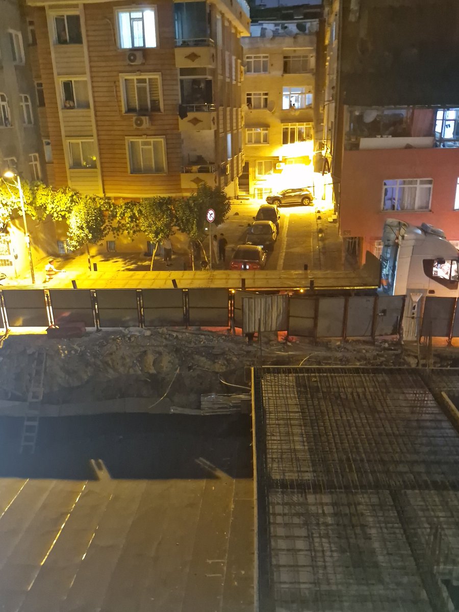 deniznbd's tweet photo. Gece 12 ve yine aynı insanlar inşaatta çalışıyor nasıl uyarıyosunuz bilmiyorum ama her akşam aynı yeter @zeytinburnubld şehit er Necmi ertuğ sokak 2 adet inşaat var hangisine geldiyse demirler lütfen sağlam bir uyarı yapın lütfen  @omerrarisoy https://t.co/3f5KeG1Soj