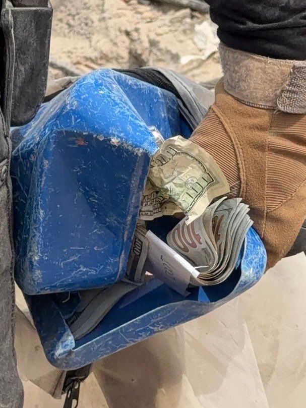 SergioNovelliE's tweet photo. Otra denuncia de robo en La Guaira por parte de funcionarios policiales. 

Según comenta la colega @Franciasanchezc “Este martes 30 de junio, en horas de la tarde, vecinos de las residencias Vallarta, en Playa Grande, estado La Guaira, denunciaron que funcionarios policiales estarían retirando pertenencias de los apartamentos que colapsaron tras el terremoto”.