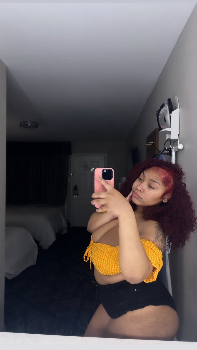 saaaychanell's tweet photo. 😏 . #bigthighs https://t.co/SrsYcyWvlC