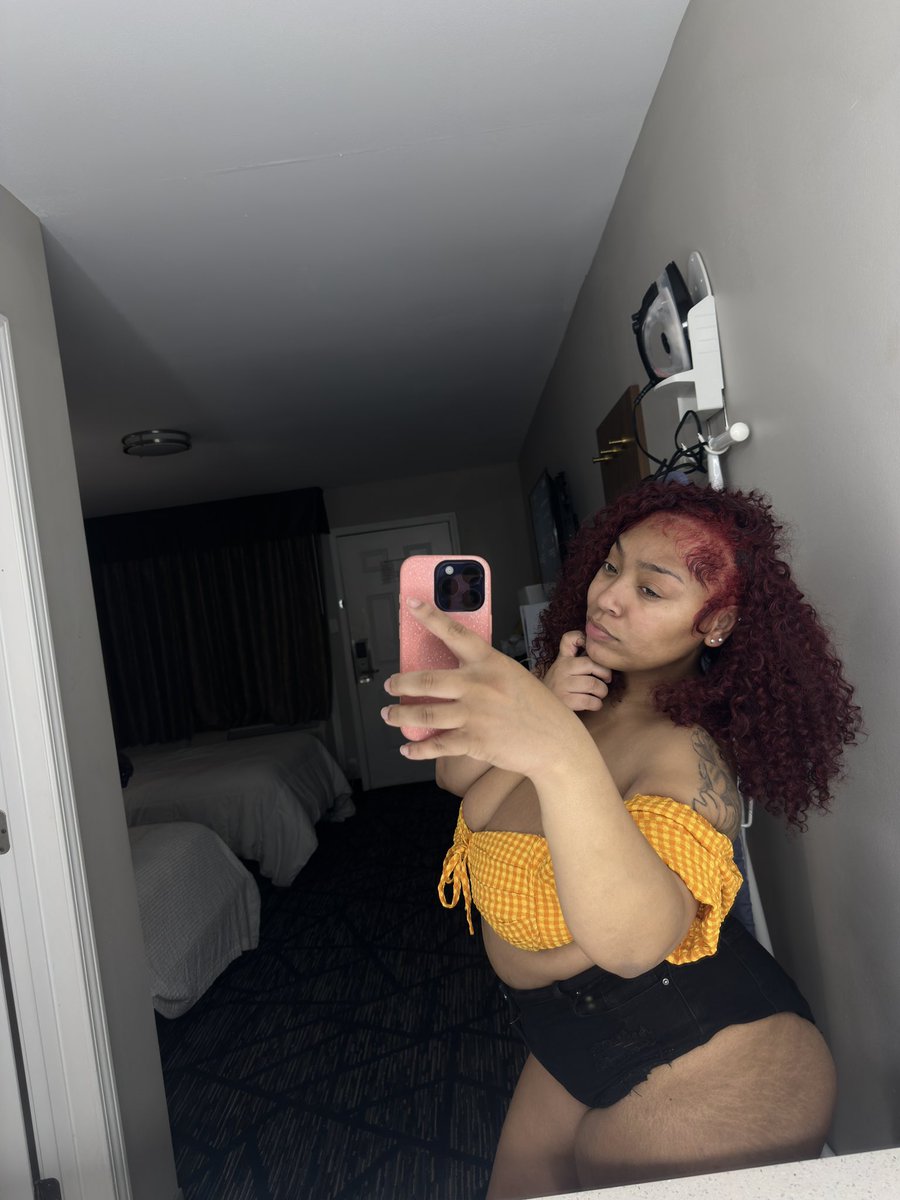 saaaychanell's tweet photo. 😏 . #bigthighs https://t.co/SrsYcyWvlC