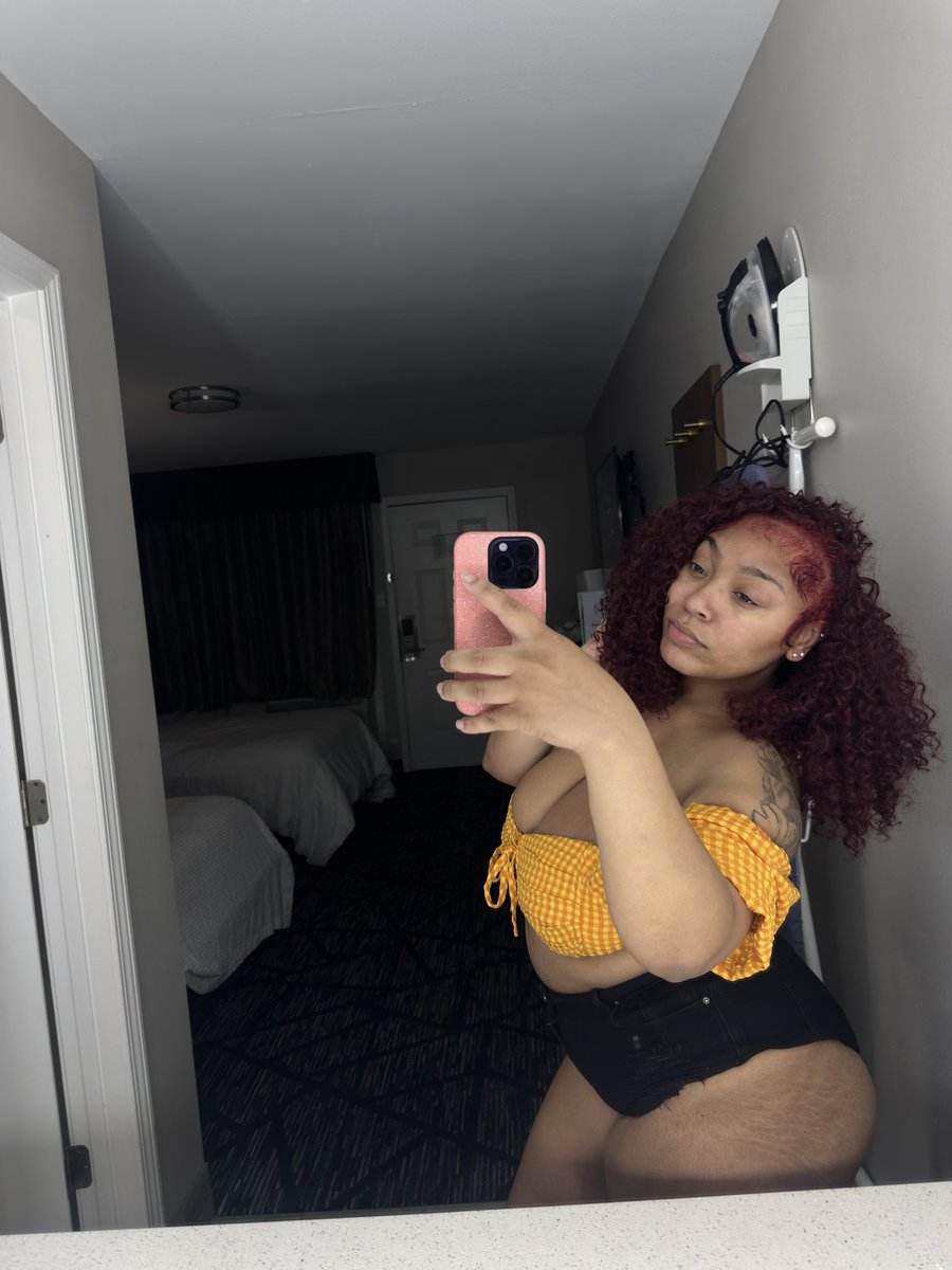 saaaychanell's tweet photo. 😏 . #bigthighs https://t.co/SrsYcyWvlC