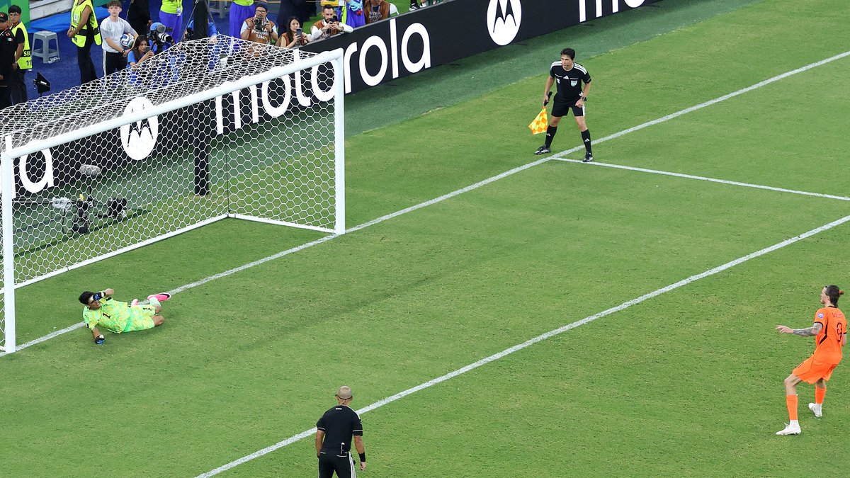 FoxSportsRadio's tweet photo. EXCITEMENT ABOUNDS- The #WorldCup is into the knockout rounds and @CovinoandRich can’t think of a better way to decide these draws than penalty kicks. Plus, LeBron is leaving the #Lakers and #LastOneStanding.
LISTEN: https://t.co/U5qzIy4DL7
WATCH: https://t.co/DN4z2neJlL https://t.co/oThxDKtBdl
