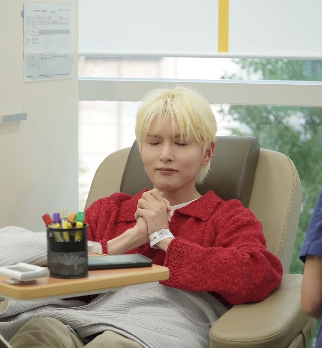 sjpopbase's tweet photo. RYEOWOOK donates blood on the same day promoting Runaway and encourages fans to do the same:

"Why not take a moment out of your busy day to share a little warmth with others? A small act of kindness can be a great gift someone will remember for a long time." https://t.co/ZK3vRIIgXs