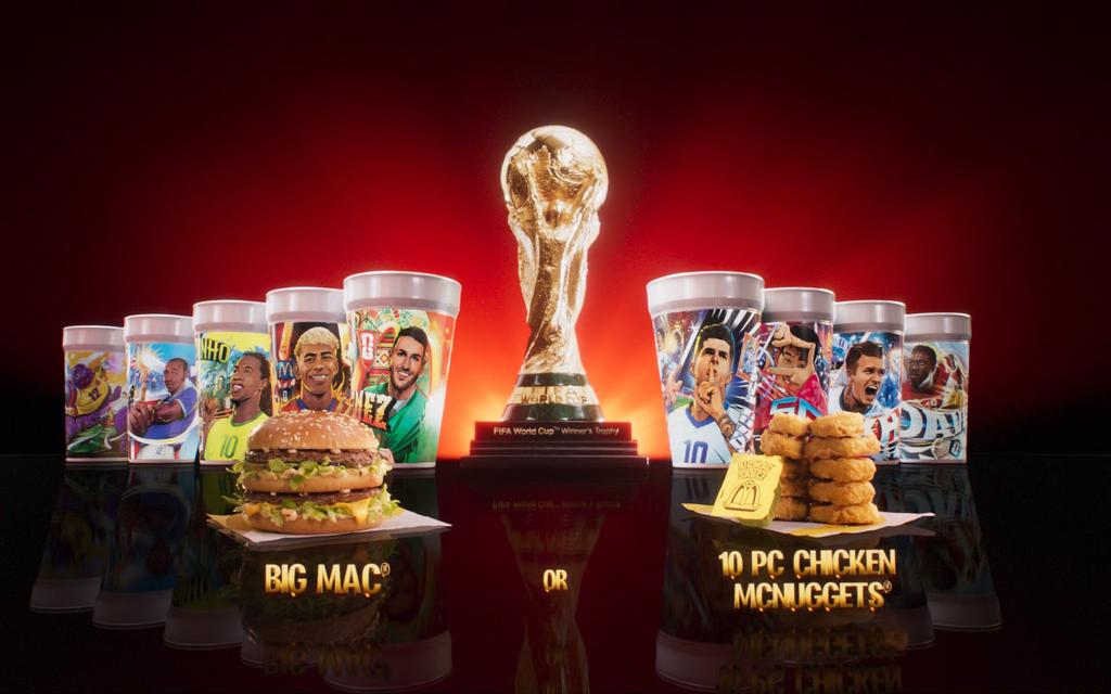 SergioMarTor's tweet photo. Ya es hora de hablar de esto. Cada vaso con una leyenda de su país y nosotros con el niñato ese, en lugar de poner Iniesta, Ramos, Casillas.....  Me pueden explicar?? https://t.co/gEfBpmPe7H