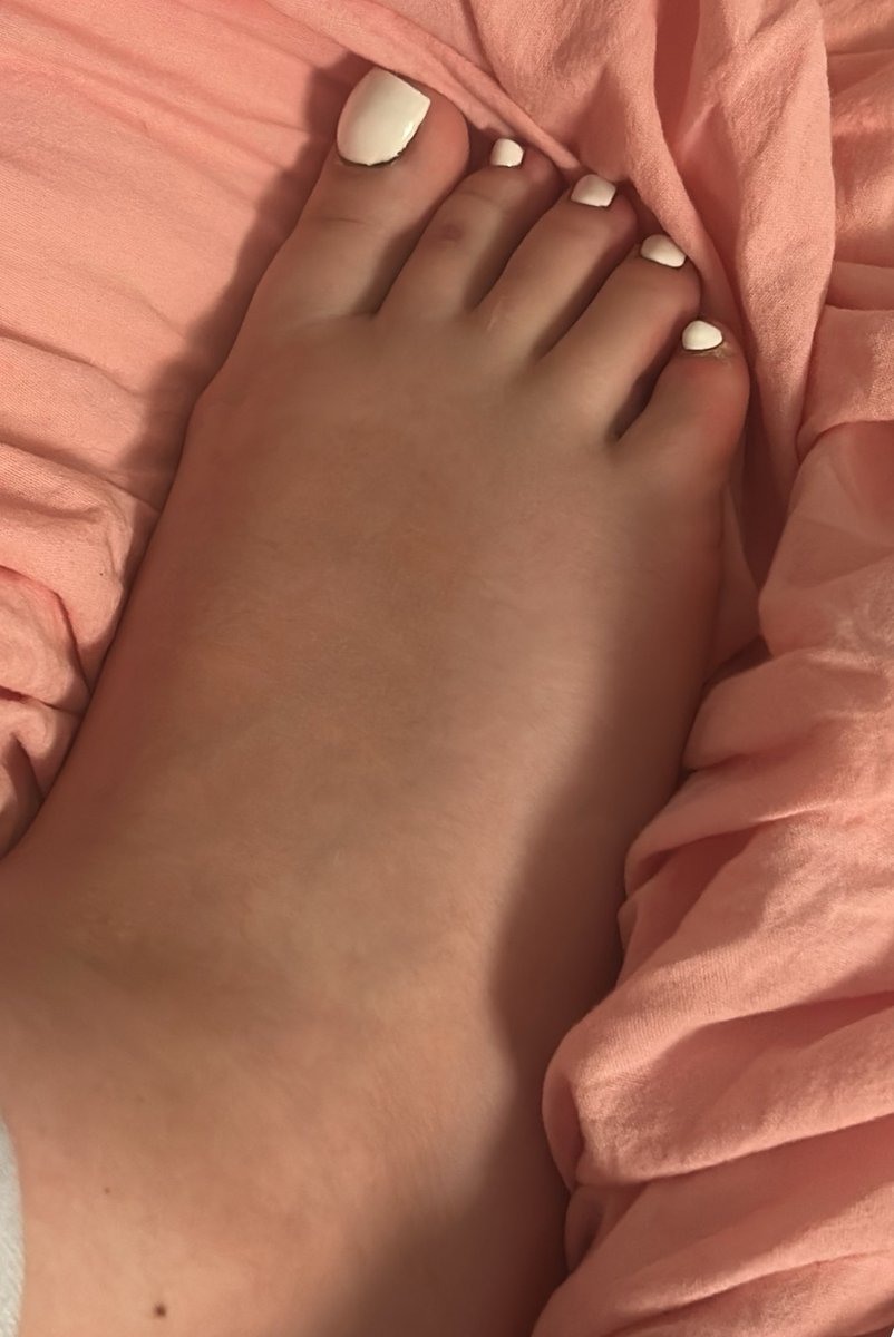 SapphireeeRhode's tweet photo. Just had my toes did 💋 thoughts? 😋 https://t.co/mywYpxOPF6